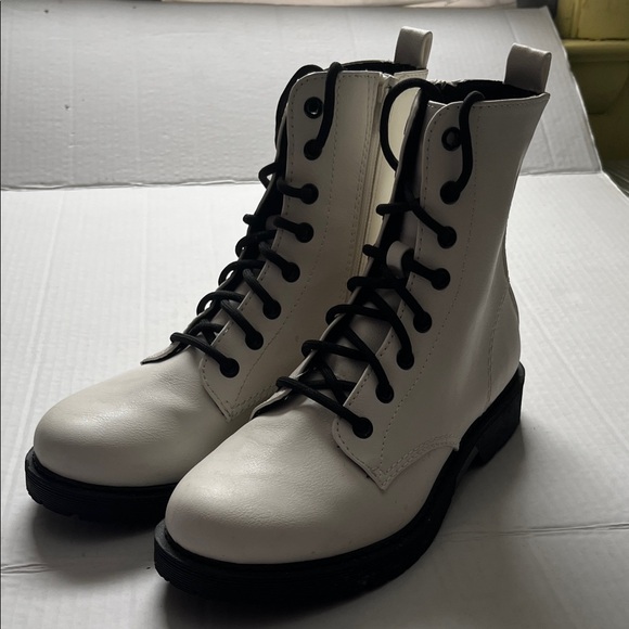 Time and Tru White Lace Up Boots - Picture 3 of 7
